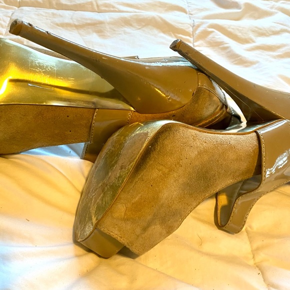 Tan sued & patent BEBE stiletto heels w/ankle straps, 6 inch - Picture 9 of 10
